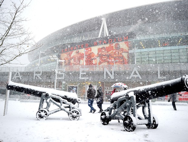 Emirates stadium cheio de neve para o jogo entre \arsenal  stoke city