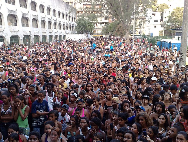 Público lota quadra de escola na Rocinha