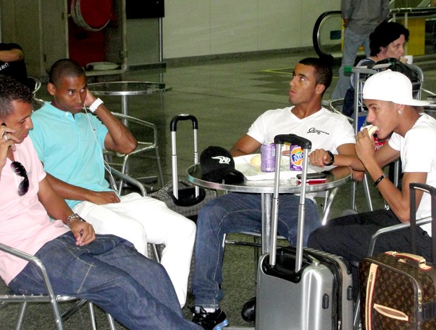 Neymar, Lucas, Alan Patrick e Gabriel Silva lancham no saguão do aeroporto