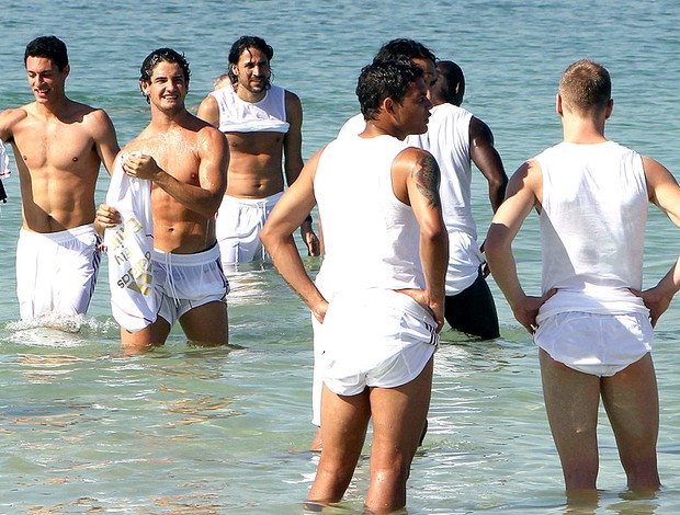 Pato, Thiago Silva e jogadores do Milan durante treino na praia