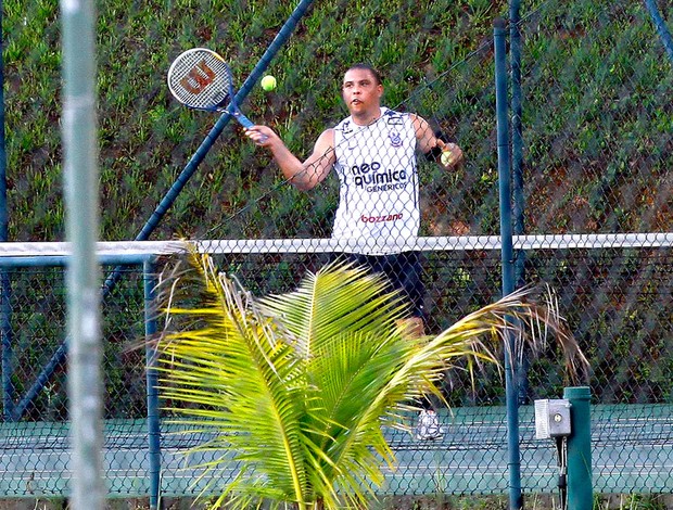 ronaldo corinthians tênis (Foto: Marcos Ribolli / Globoesporte.com)