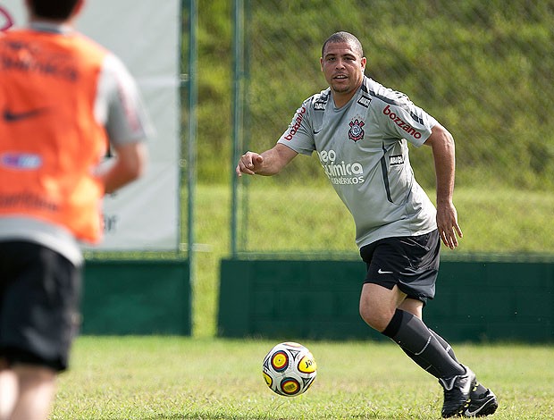 Ronaldo no treino do Corinthians com bola