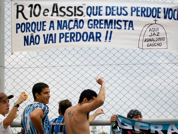torcida grêmio protesto contra assis e ronaldinho gaúcho (Foto: Eduardo Cecconi / Globoesporte.com)