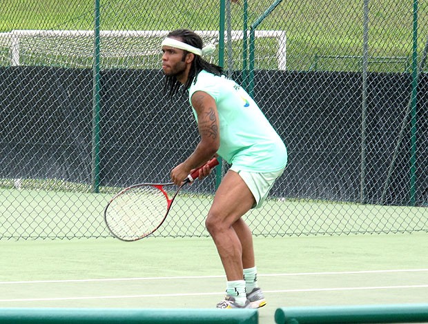 Carlos Alberto jogando tênis 