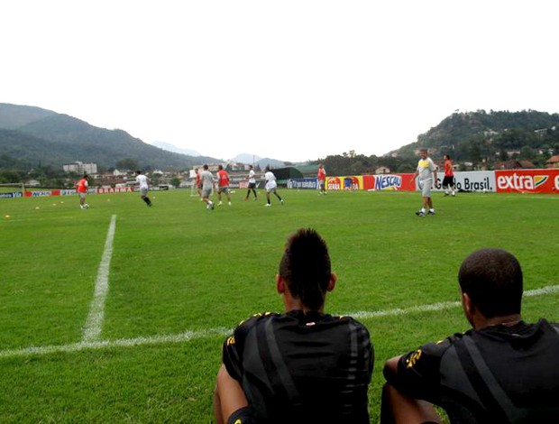 neymar e lucas assistem ao treinador Ney franco jogar futebol granja comary