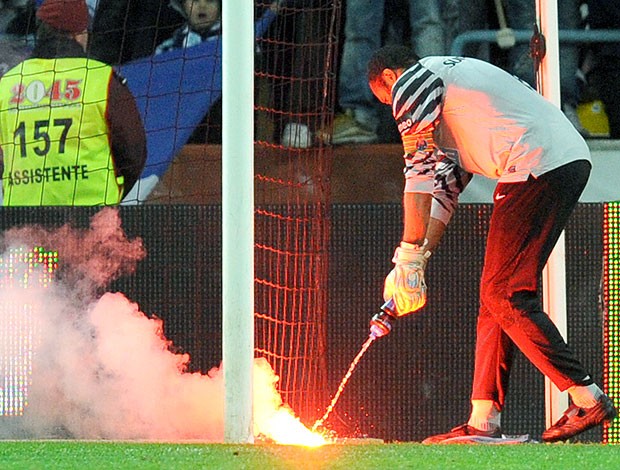 Helton apaga chamas na partida do Porto