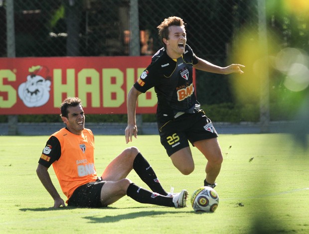 Dagoberto e Rhodolfo em lance no treino do São Paulo (Foto: Luiz Pires / VIPCOMM)