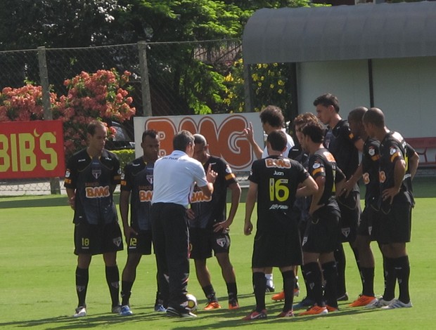 Paulo César Carpegiani conversando com os jogadores no treino do São Paulo (Foto: Marcelo Prado / GLOBOESPORTE.COM)