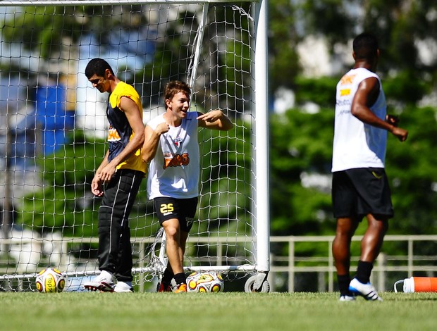 Dagoberto comemora gol em treino do São Paulo (Foto: Marcos Ribolli / GLOBOESPORTE.COM)