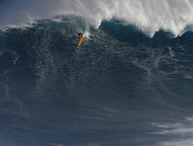 Danilo Couto surfe - onda gigante Jaws (Foto: Divulgação)