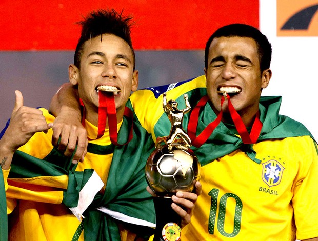 Neymar e Lucas comemoram o títulodo Brasil sub 20 (Foto: EFE)