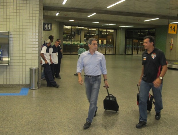 Paulo César Carpegiani no desembarque do São Paulo (Foto: Marcelo Prado / GLOBOESPORTE.COM)