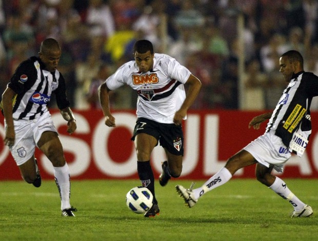 Lucas, do Sâo Paulo, em ação na paritda contra o Treze (Foto: Rubens Chiri / Site oficial do São Paulo FC)