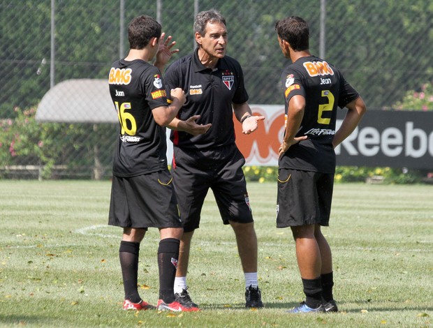 Paulo César Carpegiani conversa com Jean e Juan antes do treino do São Paulo (Foto: João Neto / VIPCOMM)