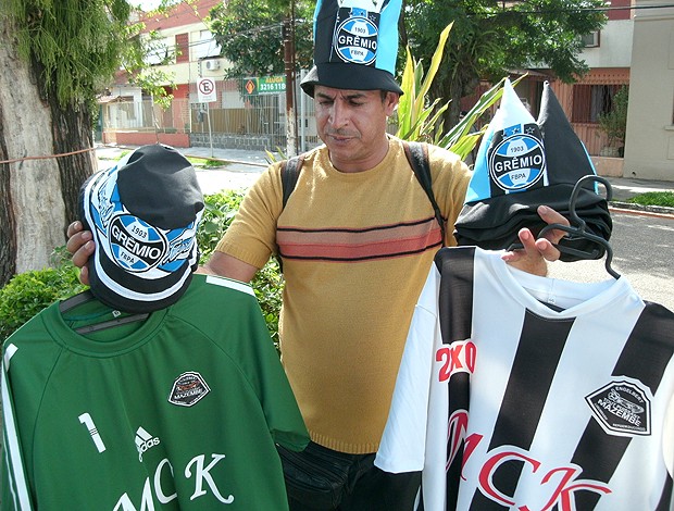 Ambulante camisa Mazembe (Foto: Alexandre Alliatti / Globoesporte.com)