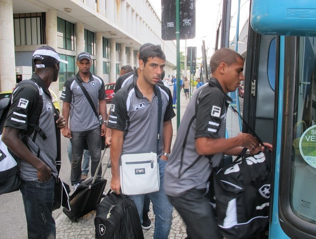 Desembarque dos jogadores do Botafogo (Foto: Gustavo Rotstein / Globoesporte)