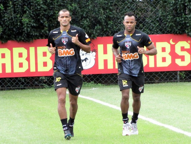 Fernandinho e Rivaldo correm pelo gramado (Foto: Marcelo Prado / GLOBOESPORTE.COM)