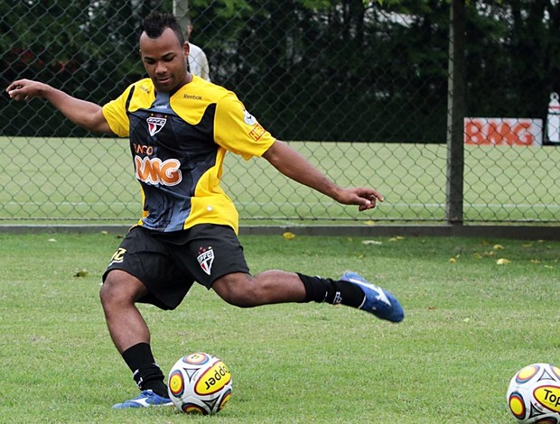 Fernandinho chuta a bola no CT da Barra Funda (Foto: Rubens Chiri / Site Oficial do São Paulo FC)