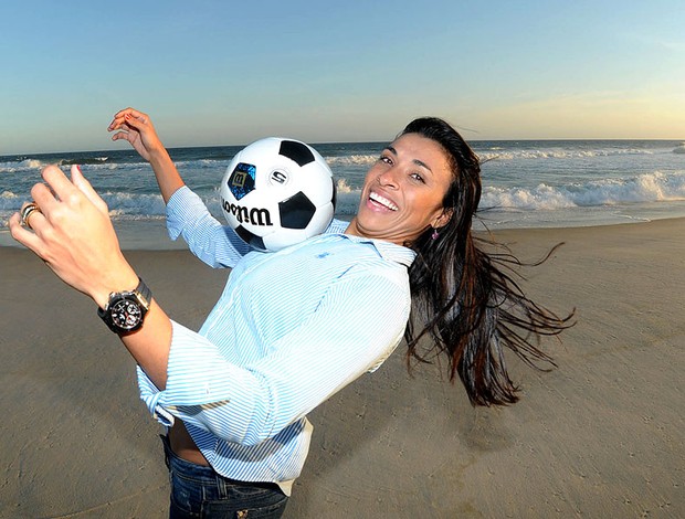 Marta durante entrevista na praia (Foto: André Durão / GLOBOESPORTE.COM)