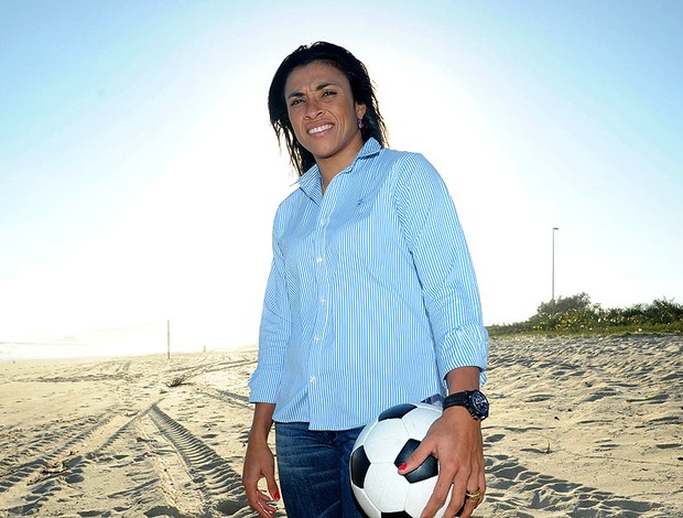 Marta durante entrevista na praia (Foto: André Durão / GLOBOESPORTE.COM)