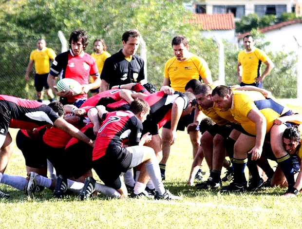 Henrique Platais, juiz de rugby durante partida (Foto: Divulgação / Arquivo Pessoal)