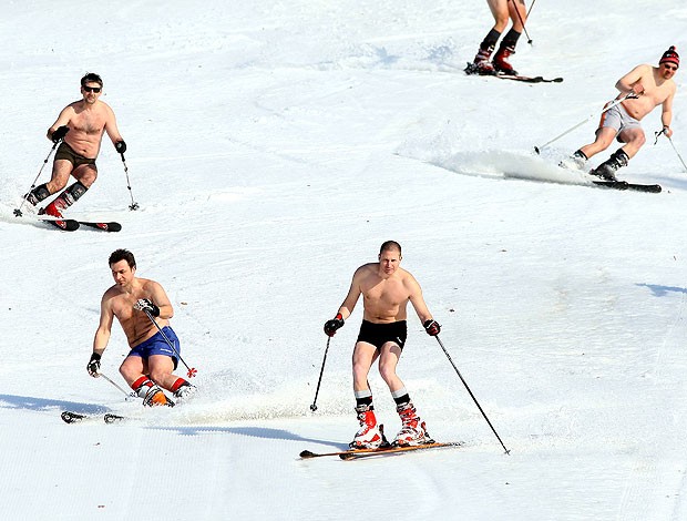 esquiadores de cueca comemoram o título de Ivica Kostelic na Croácia (Foto: AFP)