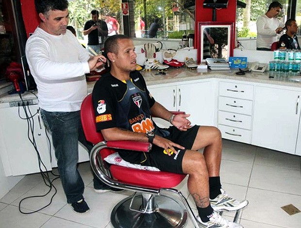 Luis Fabiano corta o cabelo no São Paulo (Foto: Rubens Chiri / Site oficial do São Paulo FC)