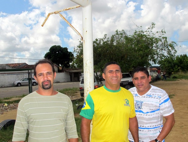 Amigos de Rivaldo no campo em Paulista (PE) (Foto: Marcelo Prado / GLOBOESPORTE.COM)