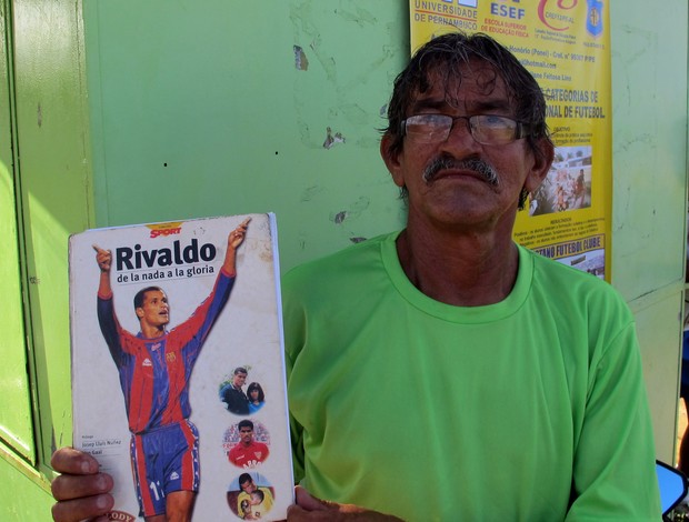 Claudio Ponei com uma revista com a foto de Rivaldo (Foto: Marcelo Prado / GLOBOESPORTE.COM)
