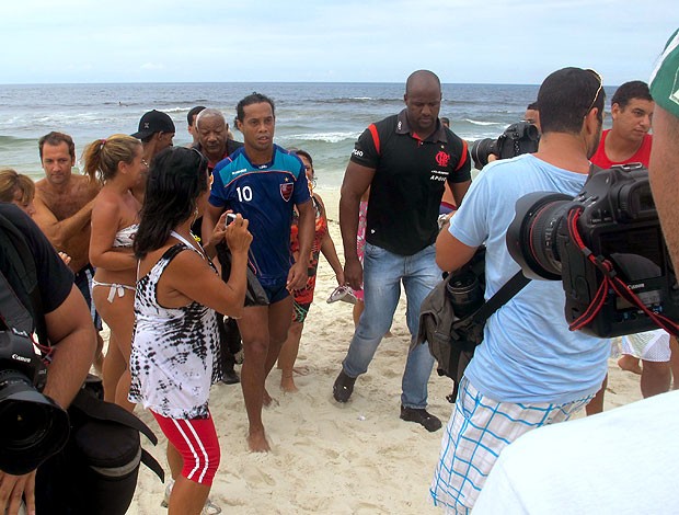 Ronaldinho Gaúcho cercado pela torcida no treino do Flamengo (Foto: Richard Fausto / GLOBOESPORTE.COM)