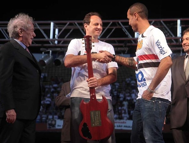 Rogério Ceni mostra a guitarra que ganhou do São Paulo (Foto: Site oficial do São Paulo FC)