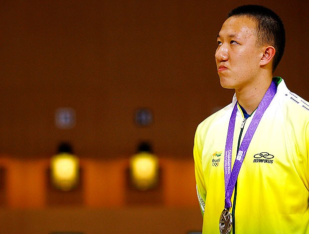Felipe Wu com a medalha dos Jogos da Juventude (Foto: Divulgação / COB)