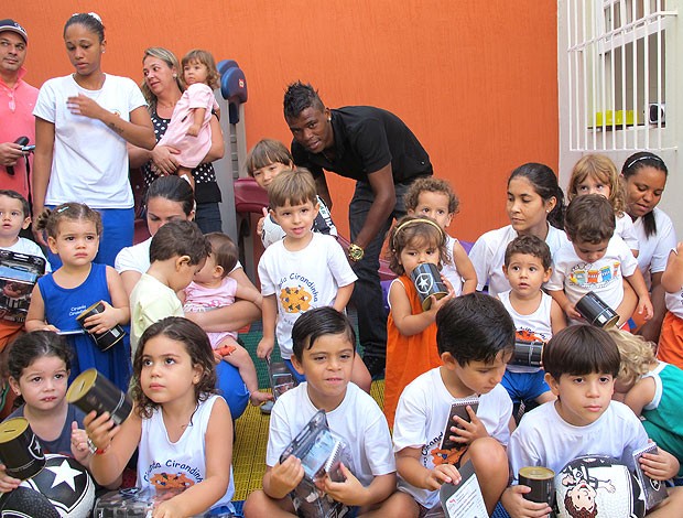 Maicosuel do Botafogo visita creche (Foto: Gustavo Rotstein / GLOBOESPORTE.COM)