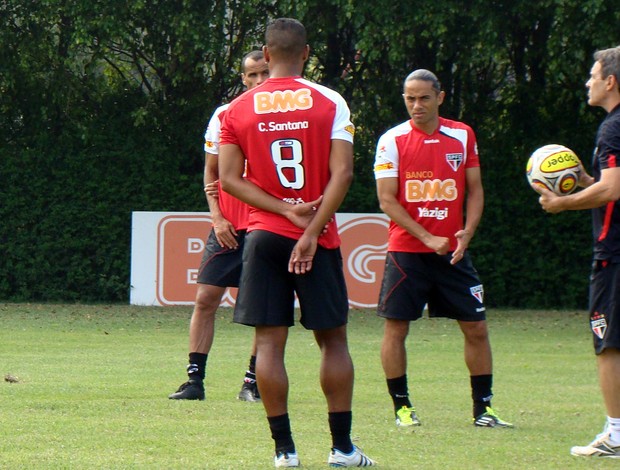 Cleber Santana conversando com Carpegiani (Foto: Site oficial do São Paulo FC)