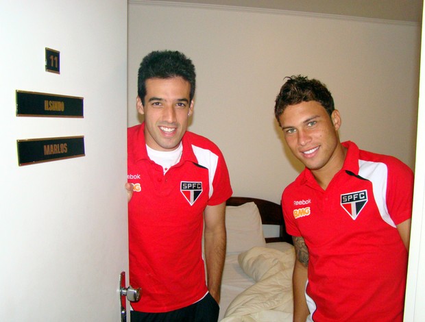 Ilsinho e Marlos na porta do quarto na concentração do São Paulo (Foto: Site oficial do São Paulo FC)