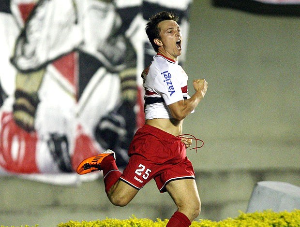 Dagoberto comemora gol do São Paulo contra o Goiás (Foto: Ag. Estado)