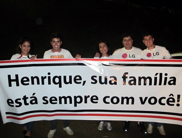 Família do atacante Henrique com a faixa (Foto: Marcelo Prado / GLOBOESPORTE.COM)