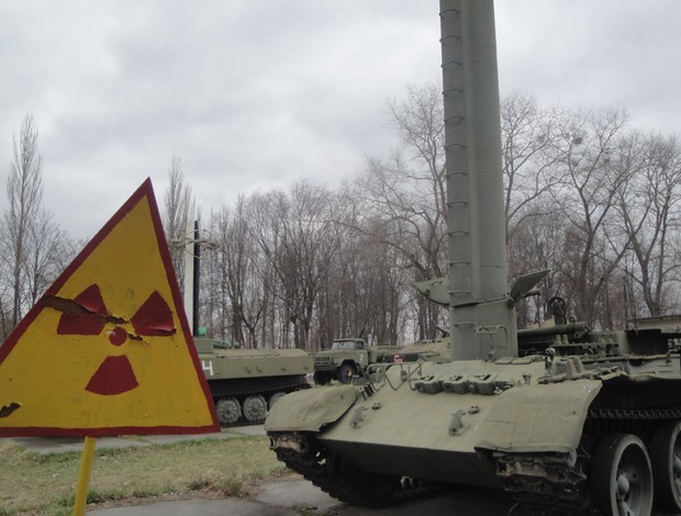 Veículos do exército utilizados no combate ao acidente nuclear de Chernobyl abandonados em campo de futebol. (Foto: Divulgação / Rafael Maranhão)
