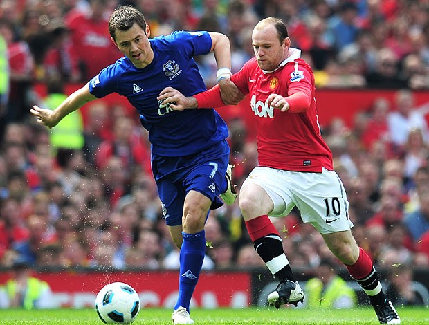 Rooney marcado por Diniyar Bilyaletdinov na partida do Manchester United contra o Everton (Foto: Getty Images)