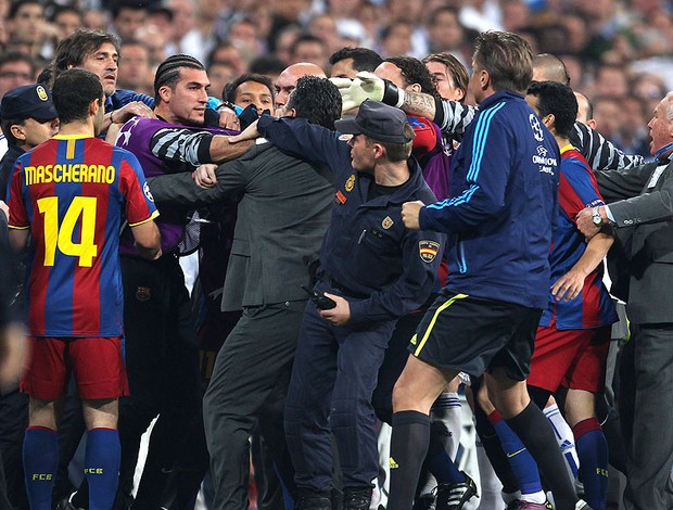 José Pinto arruma confusão no intervalo do jogo (Foto: Getty Images)
