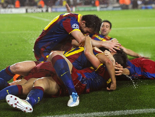 jogadores do Barcelona comemoram gol contra o Real Madrid (Foto: AFP)