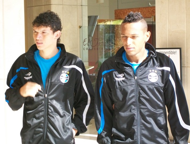 Júnior Viçosa e Gilson, jogadores do Grêmio (Foto: Eduardo Cecconi/Globoesporte.com)
