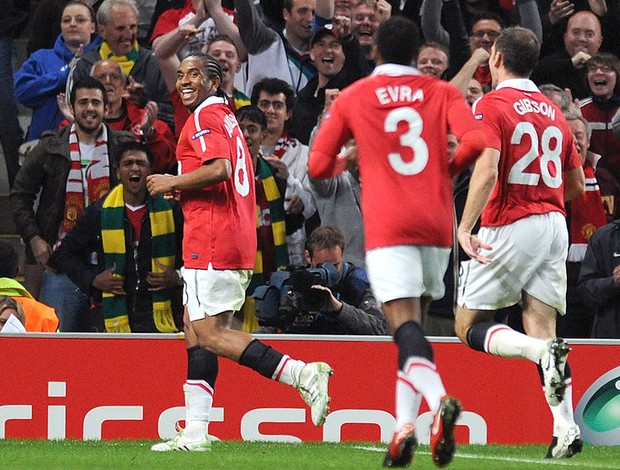 Anderson comemora gol do Manchester United contra o Schalke (Foto: AFP)