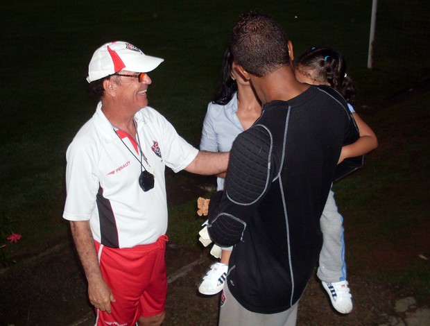 Antonio Lopes brinca com a filha de Viáfara (Foto: Eric Luis Carvalho/Globoesporte.com)