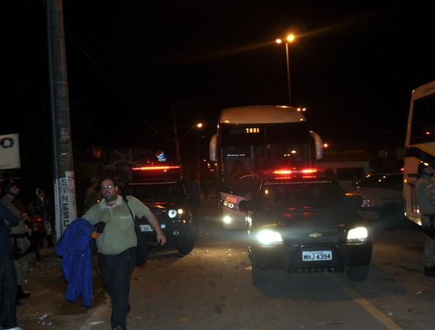 Ônibus do São paulo saindo da Ressacada escoltado pela Polícia (Foto: Marcelo Prado / GLOBOESPORTE.COM)