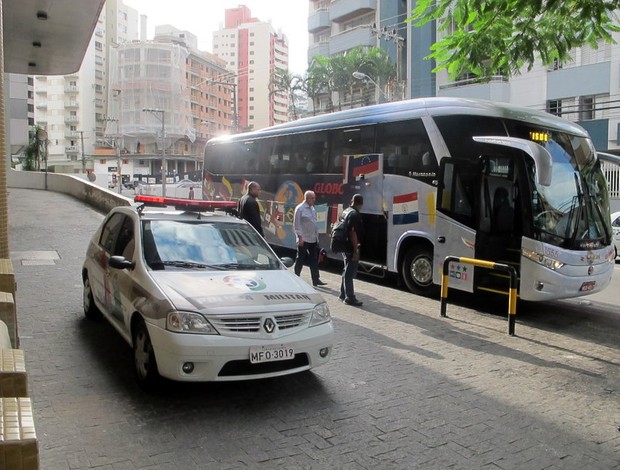 Carro da Polícia protegendo o ônibus do São Paulo em Florianópolis (Foto: Marcelo Prado / GLOBOESPORTE.COM)