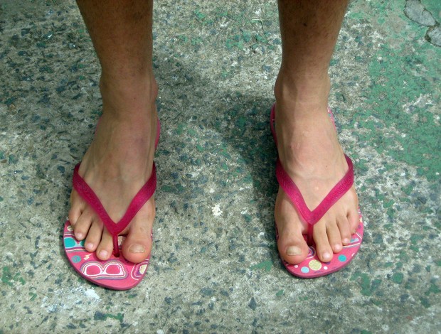 Neto Coruja do Vitória usa sandália rosa (Foto: Bruno Wendel/GloboEsporte.com)