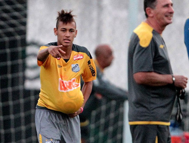 neymar santos treino bola na barriga (Foto: Paulo Pinto / Agência Estado)