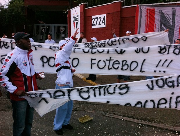 Protesto da torcida do São Paulo (Foto: Marcelo Prado / Globoesporte.com)