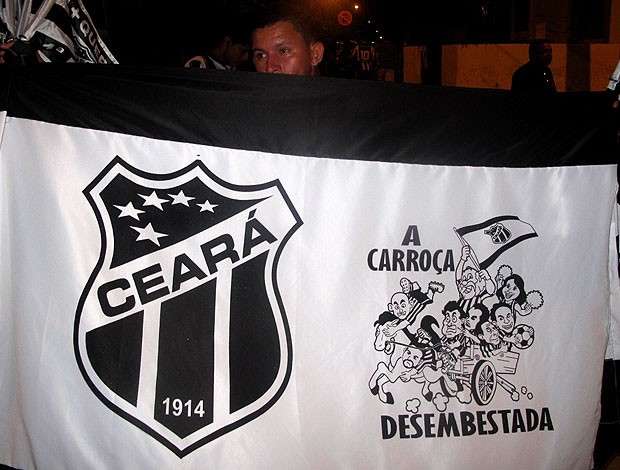 bandeira da torcida do Ceará (Foto: Fred Huber / GLOBOESPORTE.COM)